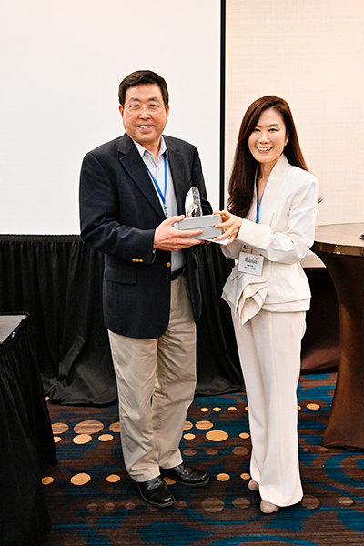 Hairong Li receiving the Ivan Preston Award